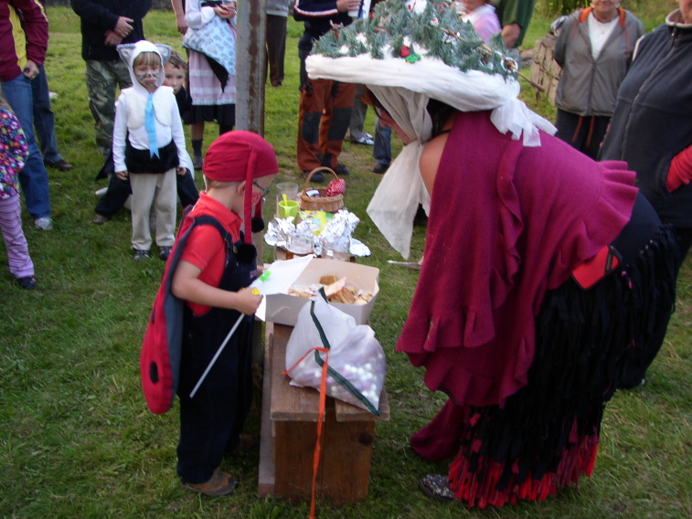 07 Vyhlaseni vysledku - deti.jpg - Na sobotu 11.září, týden po pouti na Kristyánově, se slavilo první posvícení v Rudolfově. K tomu se udělala soutěž v pečení kachen. Celkem se sešlo 10 soutěžních kusů a kdo vyhrál?  No přece ta nejlepší!